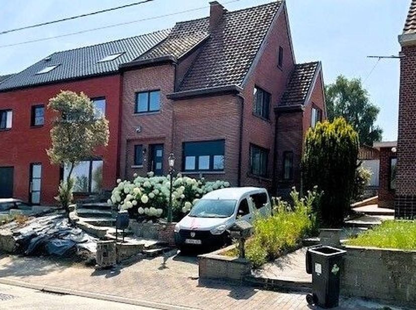 Schitterende instapklare hoekwoning met oprit en grote tuin, gelegen te Geraardsbergen (Zandbergen), omvattende o.a. op het GELIJKVLOERS: Inkomhal Gas